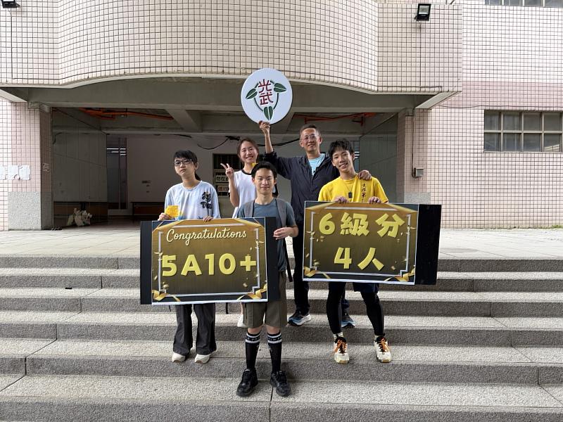 光武國中柯正禹（右1）同學與黃信騰校長合影。