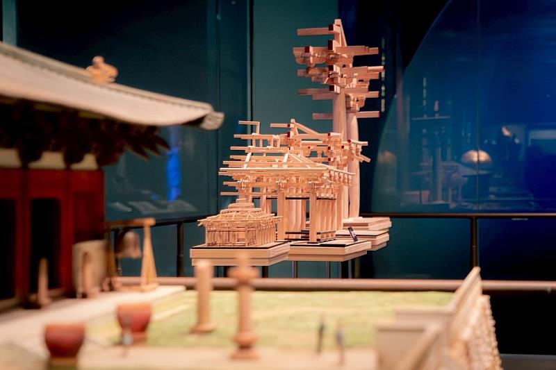 「木構之美：實踐大學建築模型展」將於世界宗教博物館7樓持續展出至8月30日。（圖由世界宗教博物館提供）