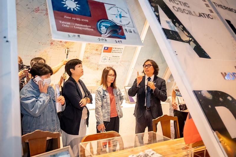中央大學台灣極地研究中心副主任錢樺教授（右1）將極地現況、中大在極地的行動以及科研過程介紹給社會大眾。