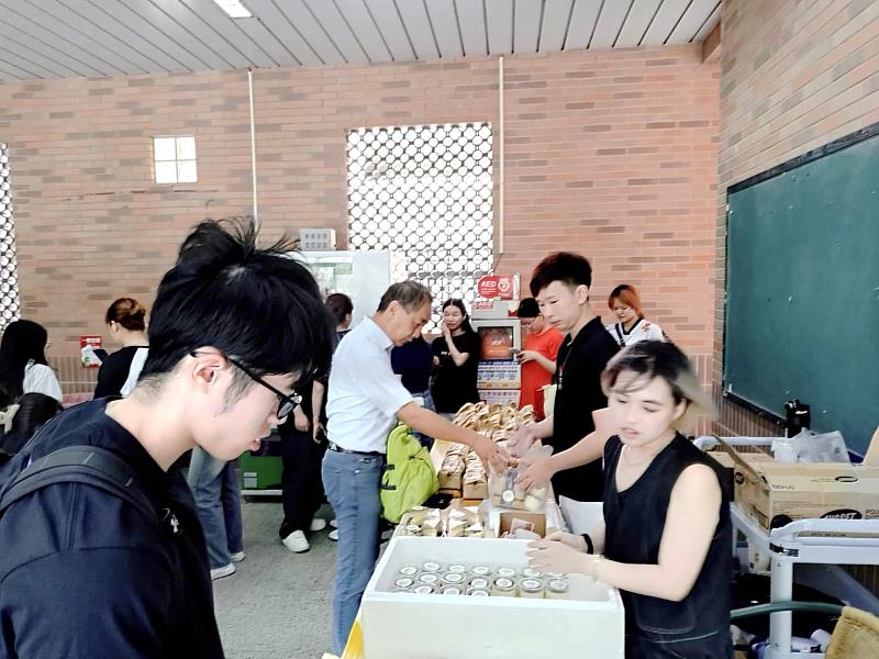 中國科大新竹校區日新樓中庭「傳遞幸福」愛心義賣攤位。（照片/校方提供）