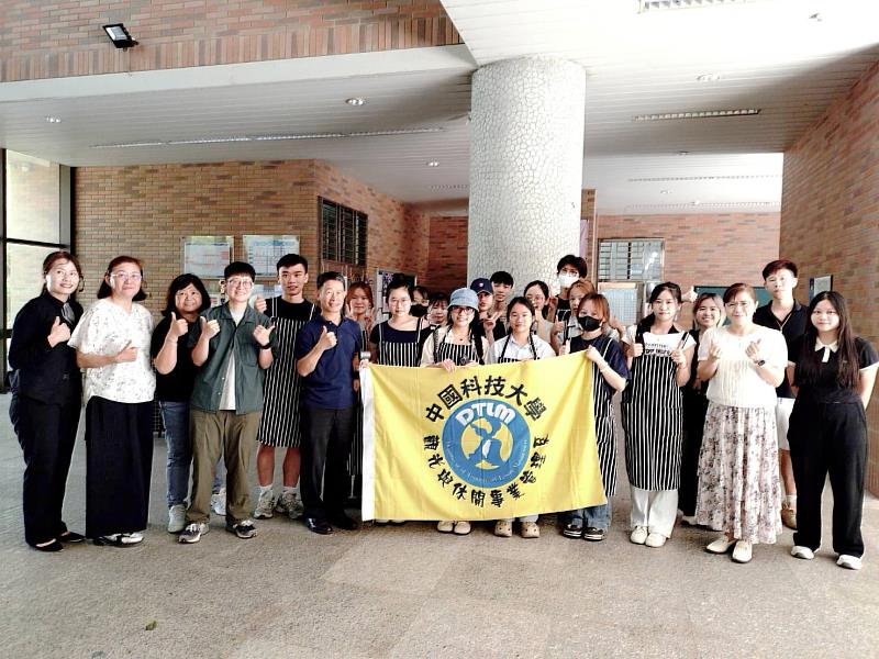 中國科大師生與香園紀念教養院代表全體合影。（照片/校方提供）