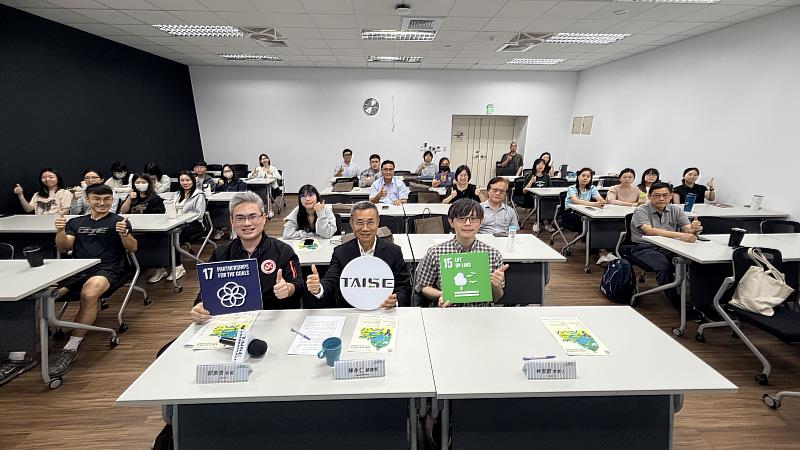 臺北市立大學主任秘書李昱叡（左）TAISE營運長陳永仁（中）林家蔚負責人（右）與多位國中小校長、主任合影。