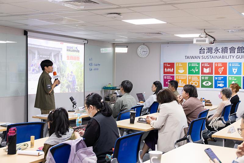 歪獺自然有限公司執行長邱啟誠於永續會館進行公民科學內容專題演講。