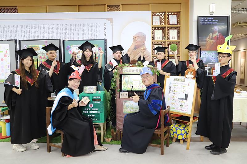 南華大學畢業季融入皮克敏元素，傳遞祝福珍藏青春回憶，畢業生邀請高俊雄校長（前排右）及賴淑玲副校長（前排左）共同參與體驗。