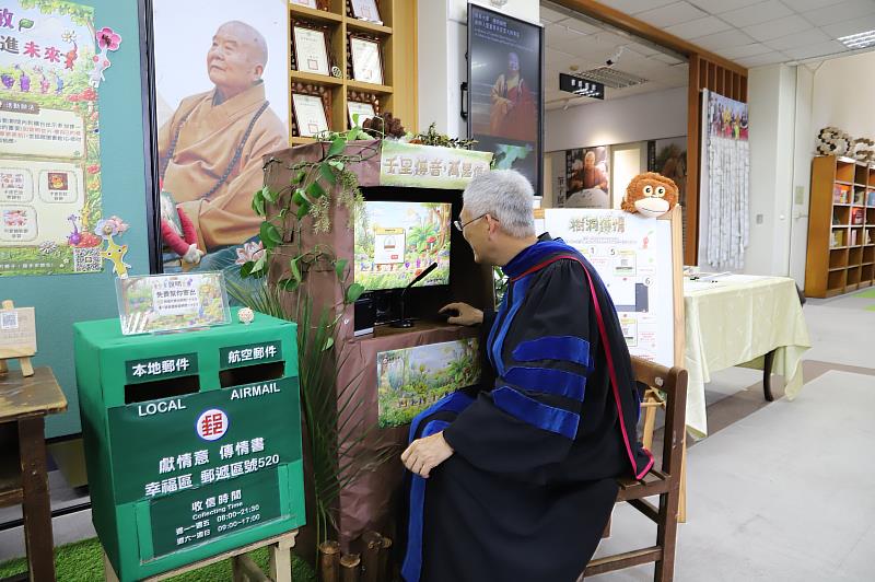南華大學舉辦「未來式大人樣」主題系列活動，高俊雄校長體驗「千里傳音．萬里傳情」傳遞祝福。