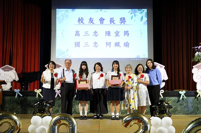 黃敏惠市長為畢業生頒發校友會長獎。