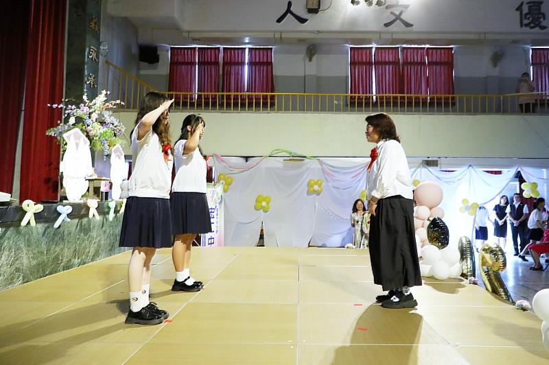黃敏惠市長勉勵畢業生帶著愛勇敢逐夢。