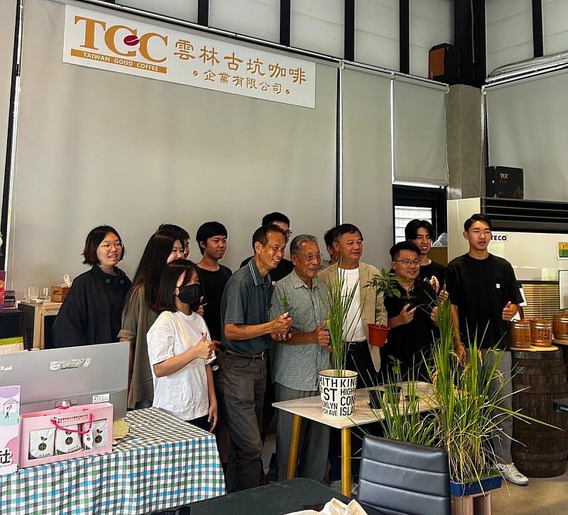 學生將親手培育的稻苗與咖啡樹苗回贈與會貴賓，展現取之地方、回饋地方的USR精神。
