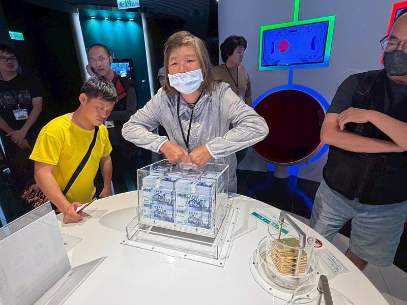 樂安身心障礙服務中心服務對象與家屬首訪文薈館，趣味互動金融體驗新鮮感十足。
