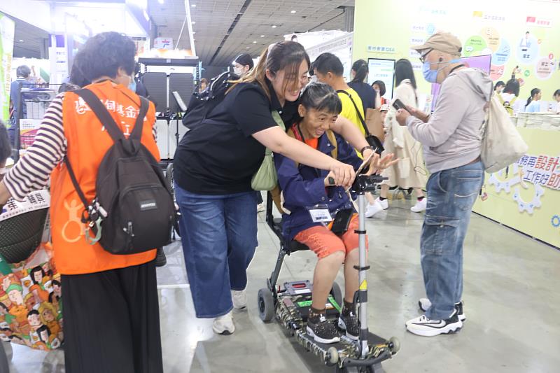 樂安身心障礙服務中心陪伴服務使用者及家屬體驗不同類型的輔具設備。