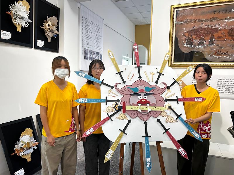 蘇玟慈（左）、郭娳廷（右）以創意剪綵儀式，揭開「獅護百業」展覽序幕。