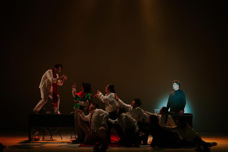 嚎哮排演《別叫我大師》劇中展現宗教儀式！左起：蕭東意、Arase阿拉斯、林玟圻Ctwo、巴斯（祁浩）、王少君、姜淑惠、朱宥琳、鄭錡雯。