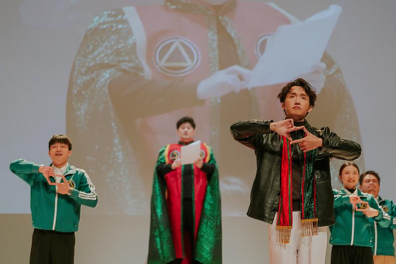 《別叫我大師》即將於6月19日至21日於臺灣戲曲中心大表演廳演出！左起：葉峻廷、黃建豪、蕭東意、姜淑惠、林玟圻Ctwo。