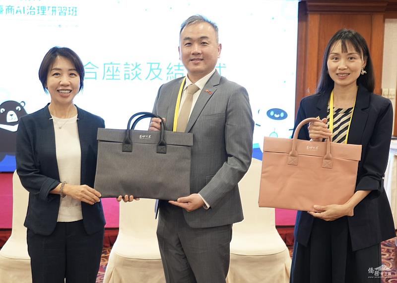 李姸慧（左）致贈熱心服務獎予學員長陳亦豪（中）、副學員長張怡萱（右）。