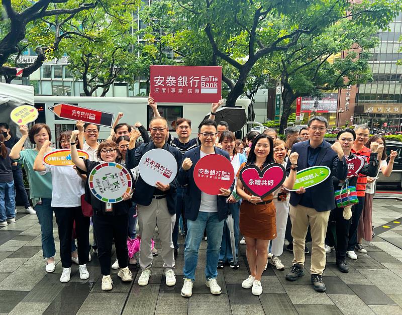 安泰銀行總經理徐世偉（前排中）率領高階主管與同仁，踴躍參與響應捐血活動。