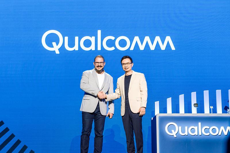 COMPUTEX匯聚頂尖企業領袖分享產業洞察與趨勢，以高通總裁暨執行長Cristiano R. Amon主題演講揭開序幕。左為高通總裁暨執行長Cristiano R. Amon，右為外貿協會董事長黃志芳。（貿協提供）