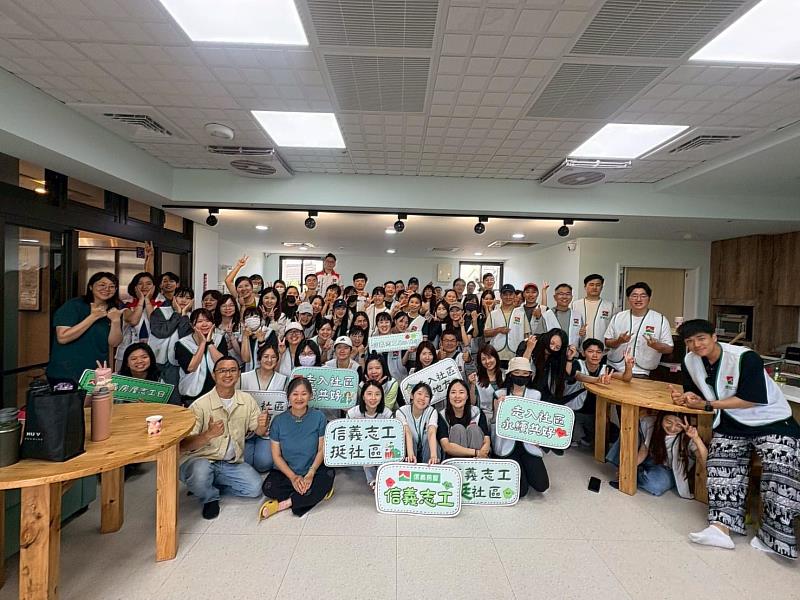 信義房屋志工隊日前前往雲林縣古坑鄉田心村,協助古坑桔院子社區福祉家園,進行戶外雜草修整、落枝清掃與室內傢俱清潔。