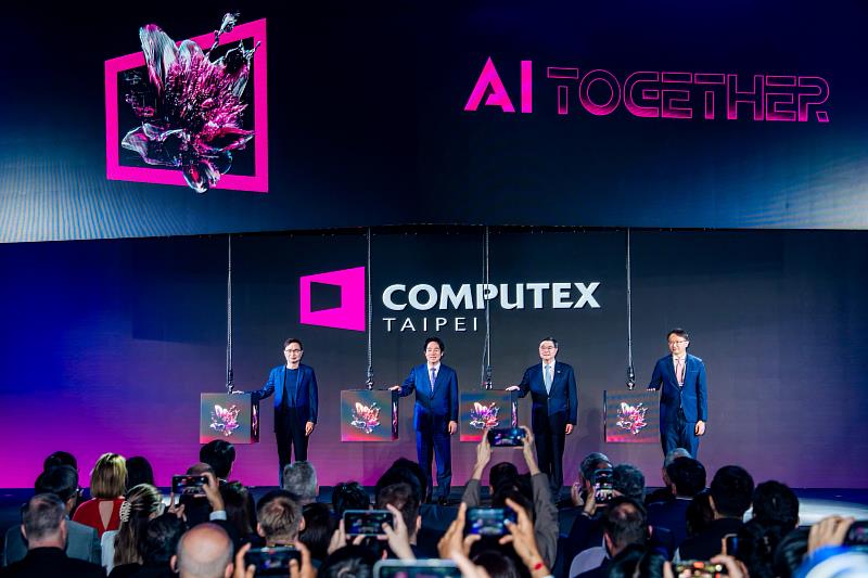 COMPUTEX 2026以「AI Together」為主題盛大揭幕，開幕儀式邀集重要產業領袖共同啟動展會，揭示AI創新、智慧運算與未來科技發展新篇章。（貿協提供）