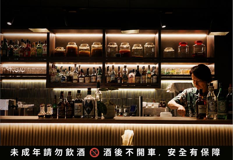 AURA Cocktail Bar：空軍三重一村的老宅酒吧