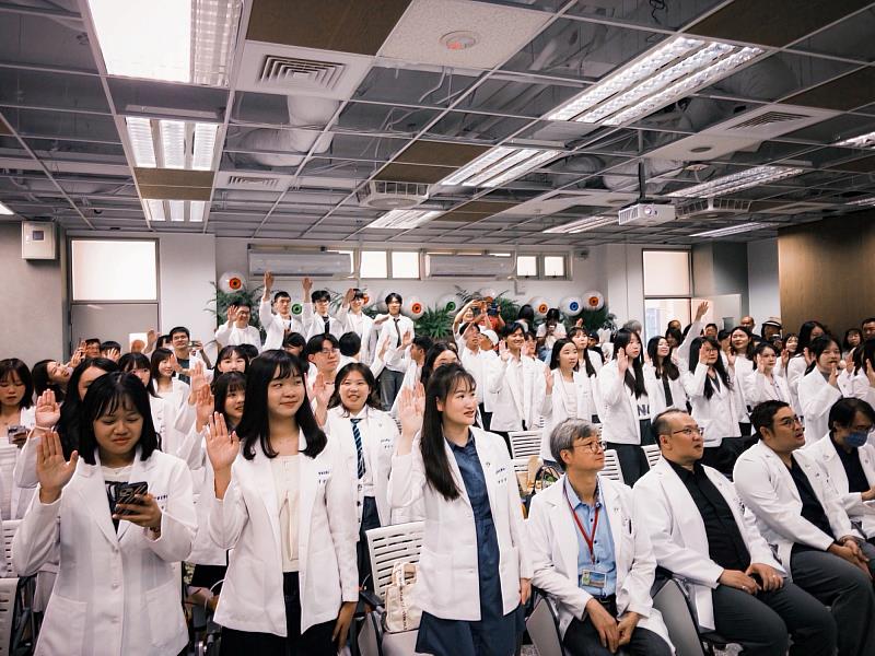 全體準驗光師高舉右手莊嚴宣誓，象徵正式從校園人蛻變為肩負社會責任的「驗光師」。