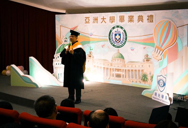曾榮凱主任上台勉勵全體畢業生，期許大家順利通過國考、為國人視覺健康貢獻所長。