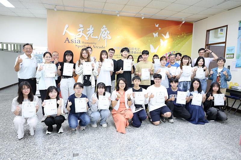 第21屆亞大文學獎得同學與通識中心黃淑貞主任（前排中）合照。