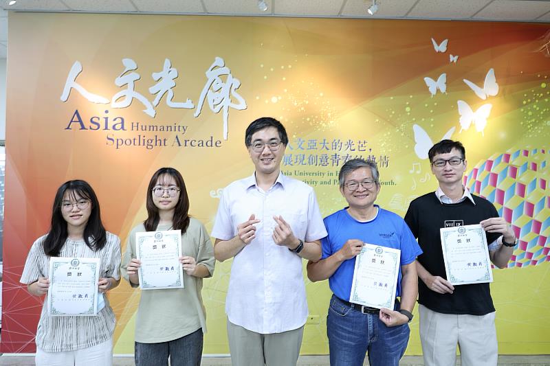 科幻小說類得獎同學與通識教育中心陳峻誌助理教授（中）合影。