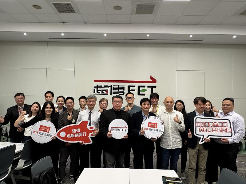 遠傳事業單位主管群與新創團隊現場熱切互動，交流實務商模經驗。