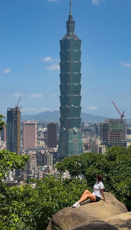 Lyly et Jay自象山遠眺台北101