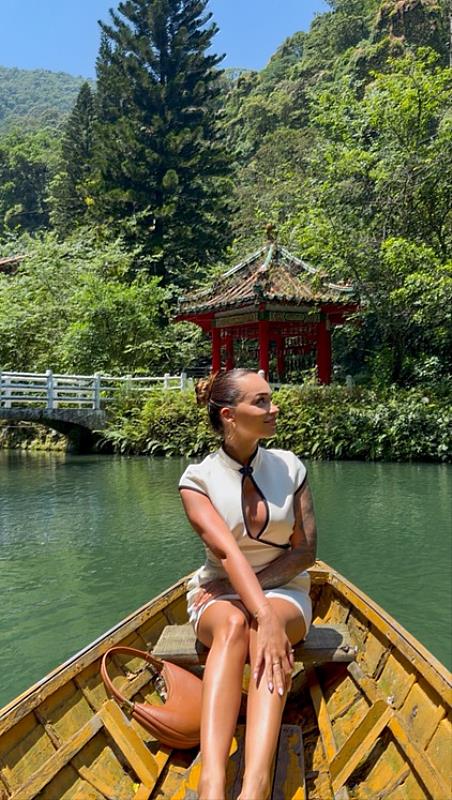 Lyly et Jay於烏來雲仙樂園湖中划船
