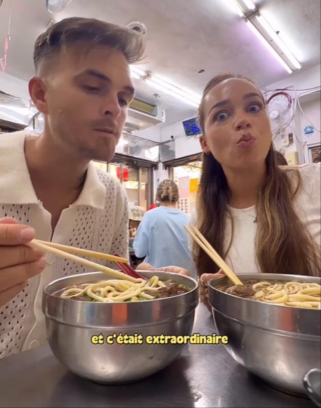 Lyly et Jay品嘗牛肉麵美食