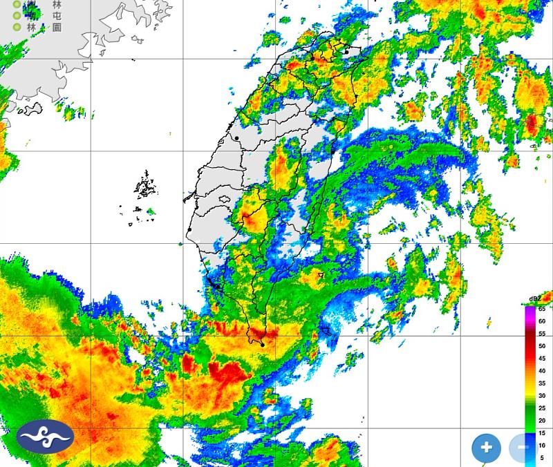 中央氣象署雷達回波顯示梅雨鋒面,未來一週新北市有雷陣雨情形。
