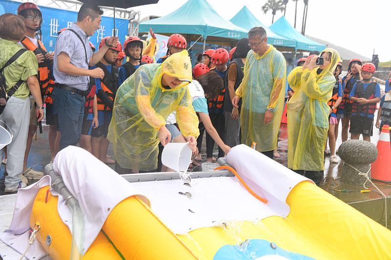 以提水桶至魚梯放流之方式，進行魚苗放流
