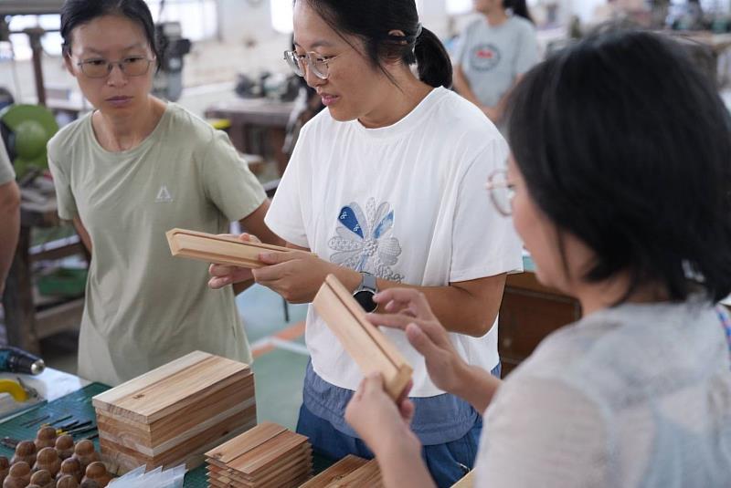 帶領學員認識木質材料的特性，體驗尚未砂磨的國產材。