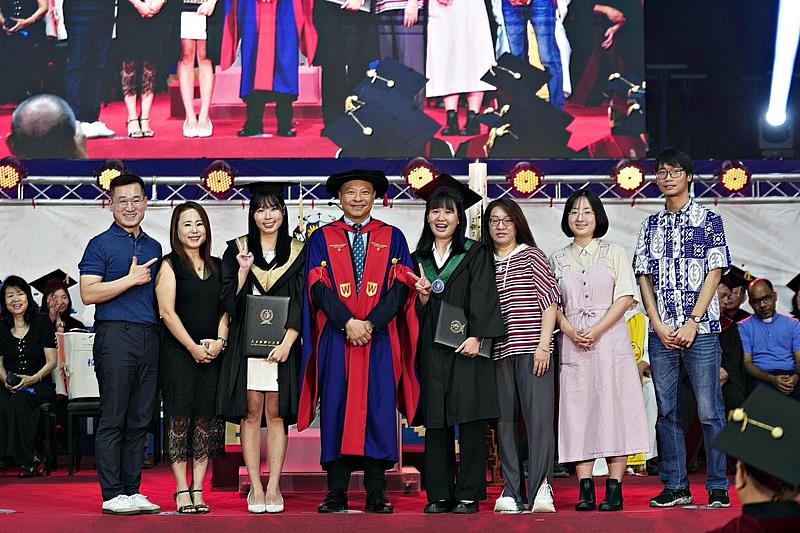 來自韓國的李丁珉（Emily）是「跨領域全英語學士學位學程（BPIS）」的首屆畢業生（左三），另一位致詞畢業生是醫學院臨床心理學系黃愷娣（右四）