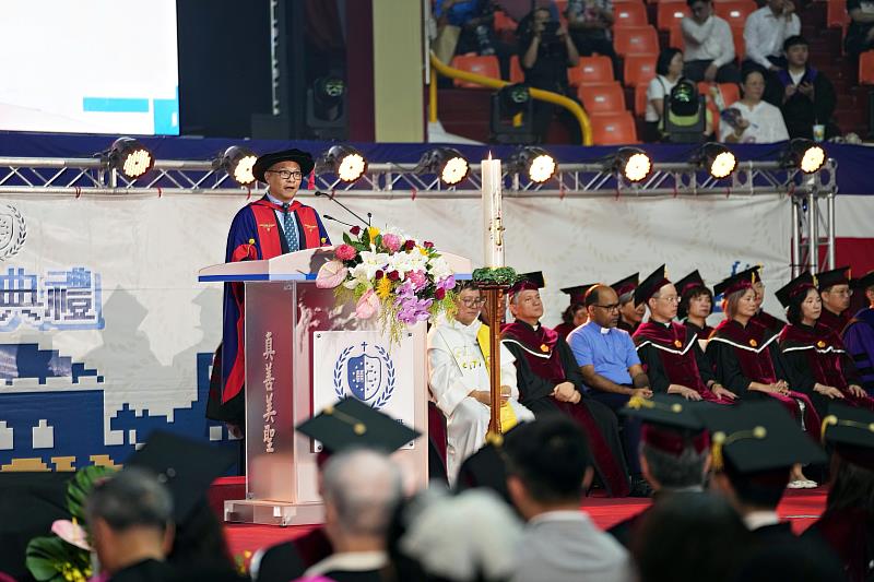 天主教輔仁大學於今（6）日舉行114學年度畢業典禮。接續去年創校百年的輝煌氣勢，藍易振校長感謝家長將孩子託付給輔大，共同見證孩子生命中的蛻變。