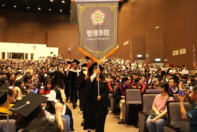 勤益各學院師長依序進場