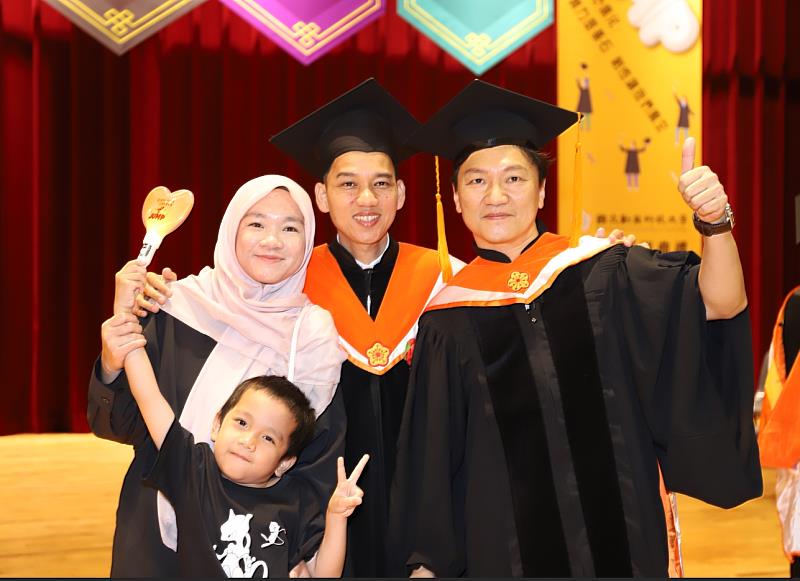 印尼國際畢業生家屬也蒞校參與畢業典禮