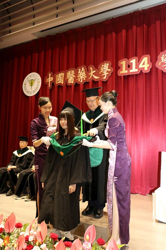 江安世校長親自替畢業同學授袍、撥穗。