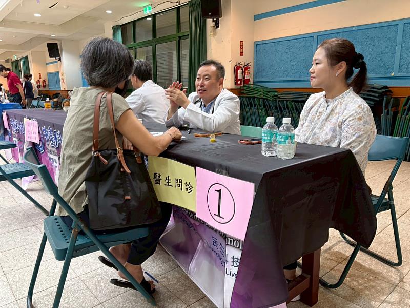 忠港醫院蕭榮隆醫師為民眾做健康諮詢問診