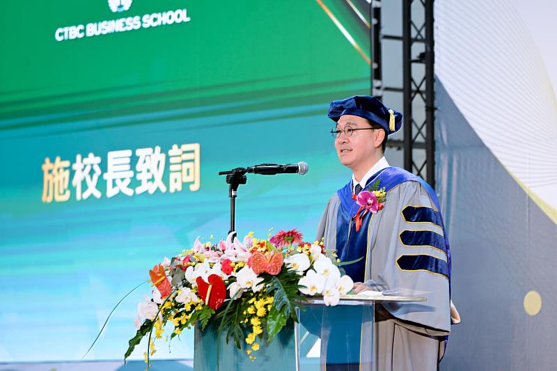 中金院施光訓校長感謝產學合作夥伴中國信託長期投入資源支持學校發展，讓有志投入金融產業的畢業生獲得發展機會。（圖／中金院提供）
