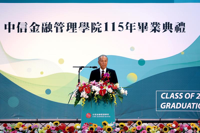 中金院馮寄台董事長勉勵畢業生，持續精進金融專業與語言能力，提升人文素養和國際視野，努力與堅持都會成為未來的重要資產。（圖／中金院提供）
