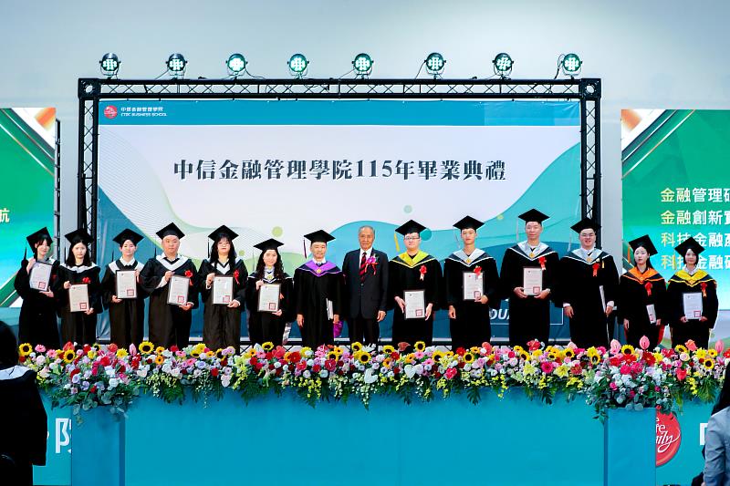 中金院馮寄台董事長恭喜畢業生學有所成，為各系所畢業生代表頒發畢業證書。（圖／中金院提供）