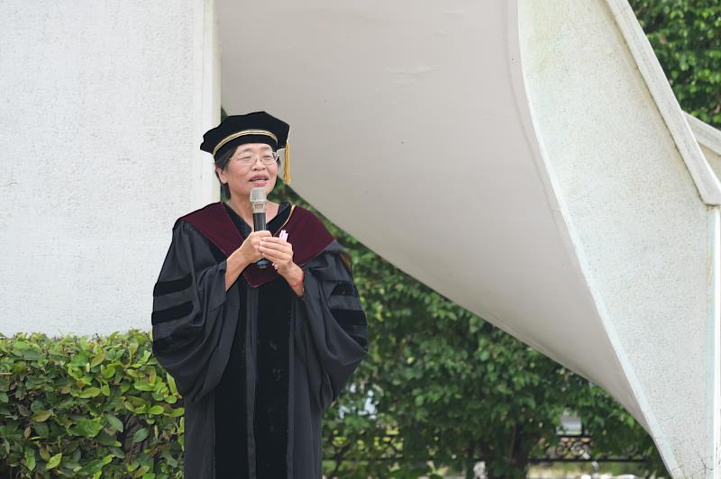 南大校長陳惠萍勉勵115級畢業生,人生有晴天也有雨天,珍惜每段歷程,堅定朝理想方向前行。