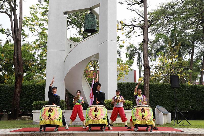 南大民俗隊畢業生以鏗鏘鼓聲揭開115級畢業典禮序幕,為同窗送上祝福,也為大學生涯留下難忘記憶。