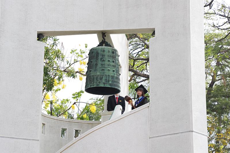 南大畢業生代表吳苑熏同學鳴鐘啟程，象徵115級畢業生帶著夢想與收穫，邁向人生下一站。