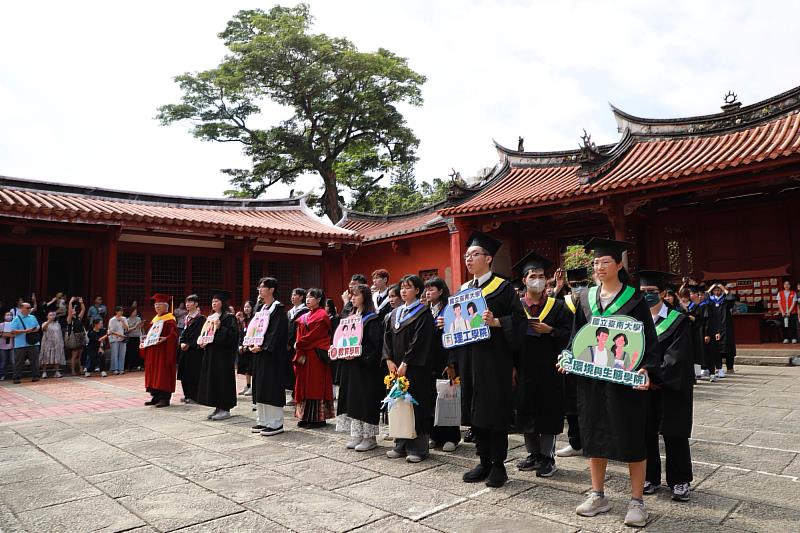 南大畢業生身著學位服齊聚孔廟,在古禮儀程中感念師恩與學習歷程,留下難忘的人文記憶。