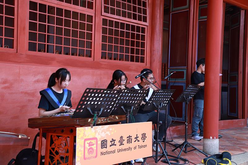 南大大成國樂社以古樂演奏揭開祭孔儀典序幕,悠揚樂聲為畢業生的重要時刻增添深厚人文氣息。