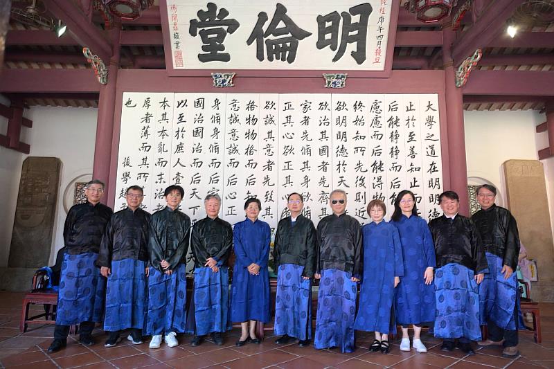 南大師長著袍齊聚臺南孔廟,共同參與115級畢業祭孔儀典,以行動傳承尊師重道精神,見證畢業生邁向人生新階段。