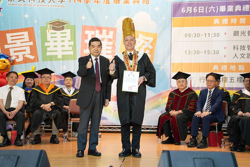 白全盛、黃敏柔、鄭諺璟及林亭萱等其中四位畢業生，除全勤獎外，還都是全班第一名智育獎的得獎人，求學精神令全場自動起立鼓掌。